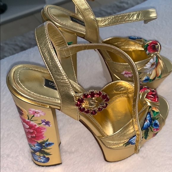 Dolce & Gabbana Shoes - Beautiful dolce gabbana gold plataforma 😍